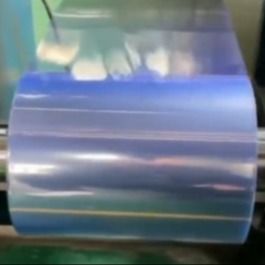 Rollo de película contraída de PVC doblada en el centro de 25 micrones para libros de cosméticos